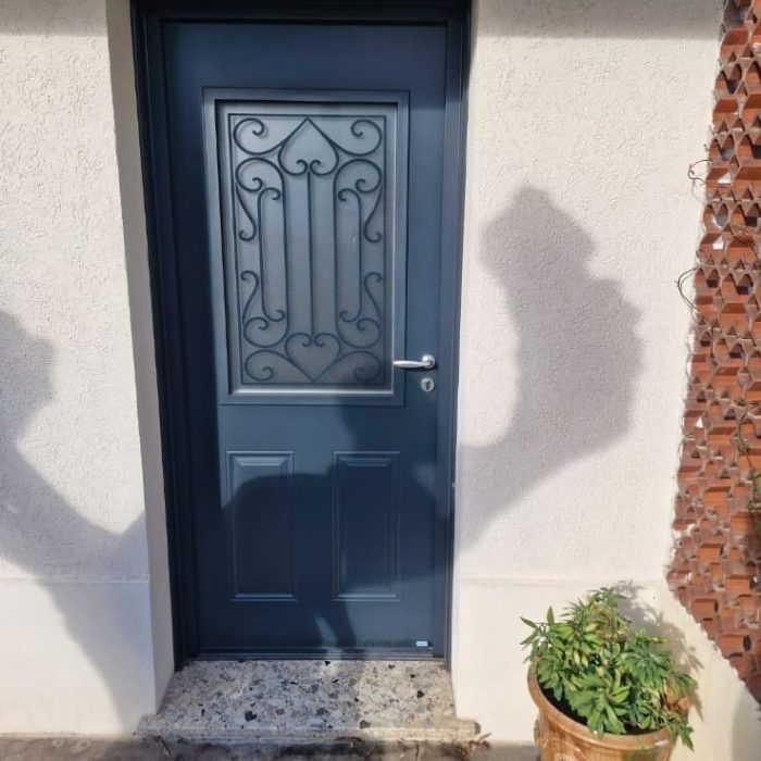 Porte d'entrée en aluminium à Arles